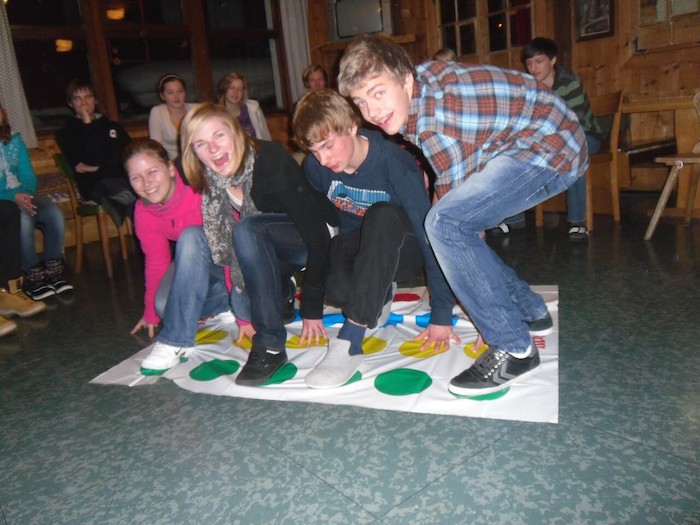 Teilnehmer eines Sportlagers spielen Twister