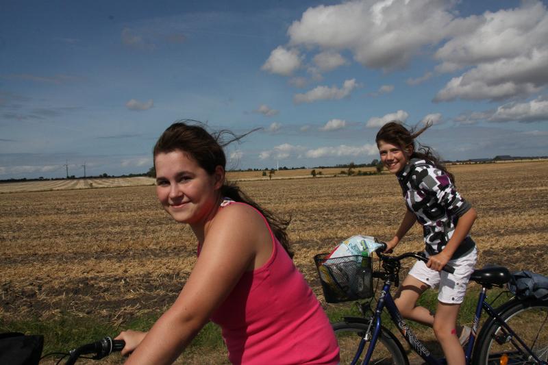 Teilnehmerinnen von Meerferien fahren Fahrrad
