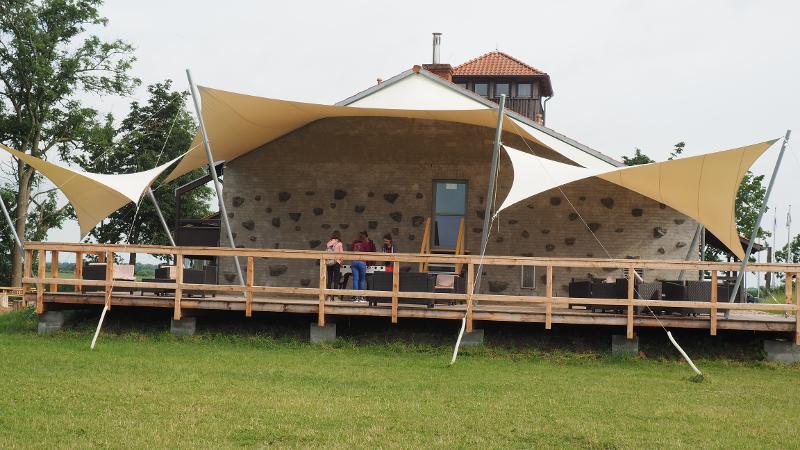 Eine Kletterwand direkt am Strand bei Meerferien