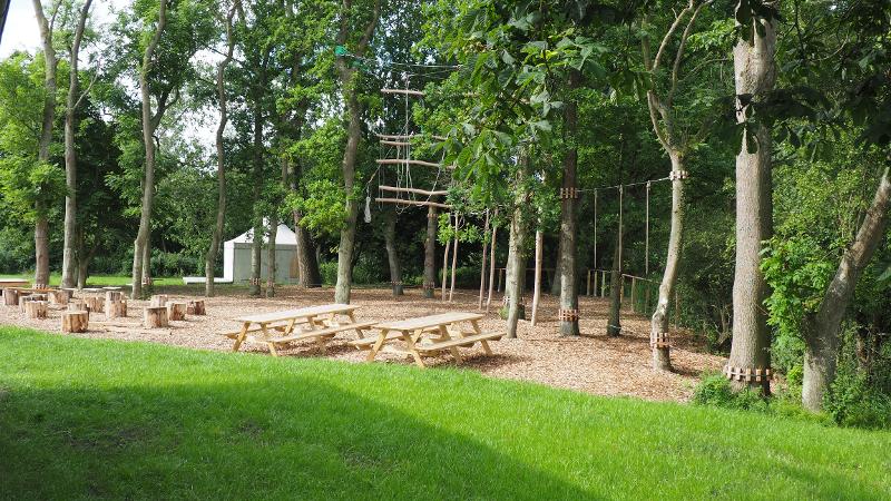 Ein Niederseilgarten in Meerferien