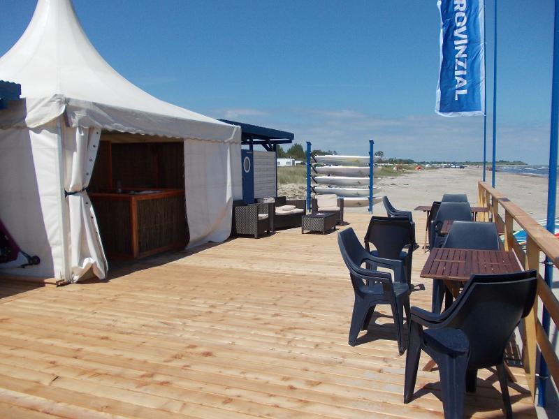 Eine Wassersportstation am Strand von Meerferien