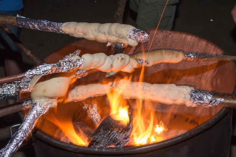 Stockbrot über dem Feuer im Ferienlager am Meer