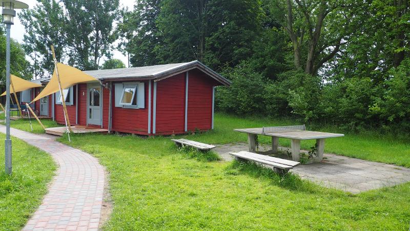 Eine Tischtennisplatte und Hütte bei Meerferien