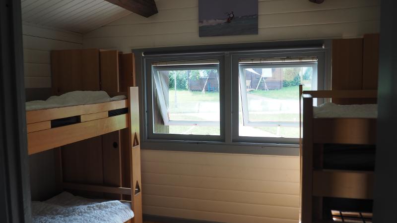 Ein Zimmer einer Unterkunft bei Meerferien