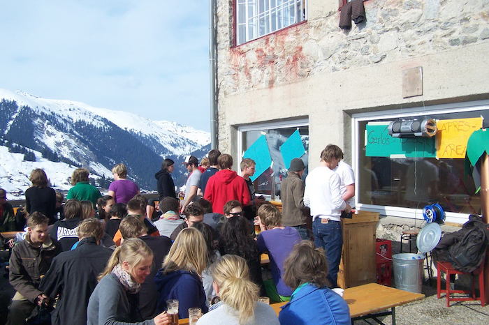 Teilnehmer eines Sportlagers sind auf dem Balkon