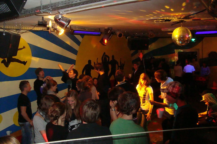 Teilnehmer eines Sportlagers feiern Party