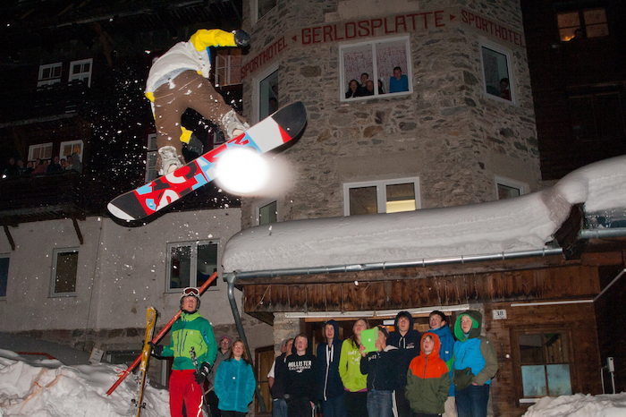 Teilnehmer eines Sportlagers fahren Snowboard
