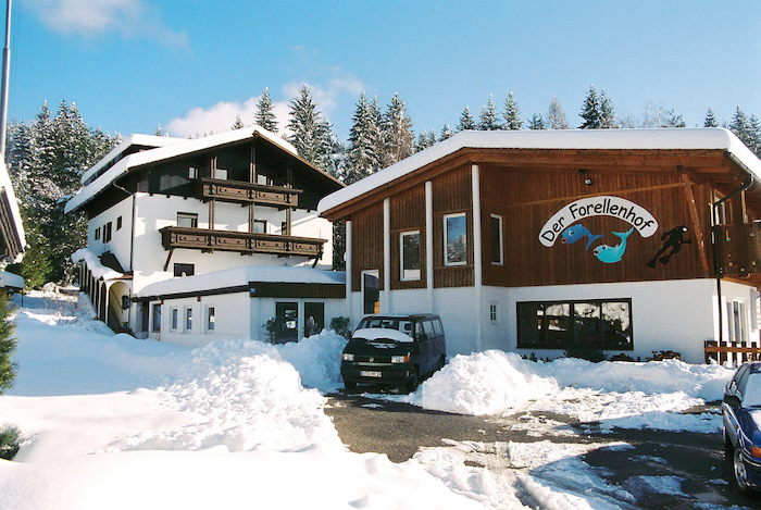 Teilnehmer eines Sportlagers sind im Forellenhof