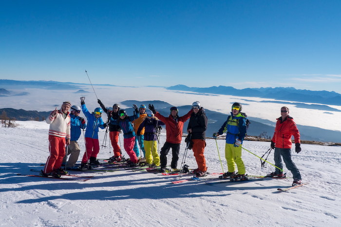 Teilnehmer eines Sportlagers machen ein Gruppenfoto
