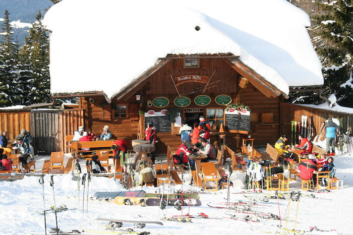 Teilnehmer eines Sportlagers sind auf dem Balkon