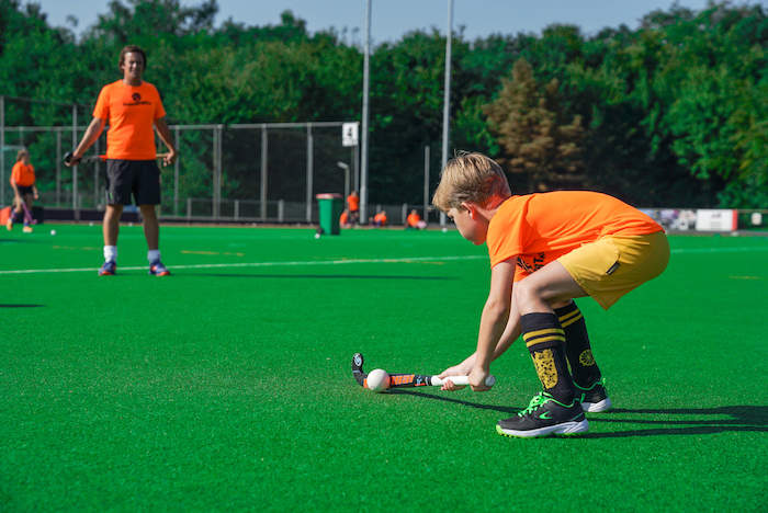 Ein Junge einer Kinderreise Holland spielt einen Ball