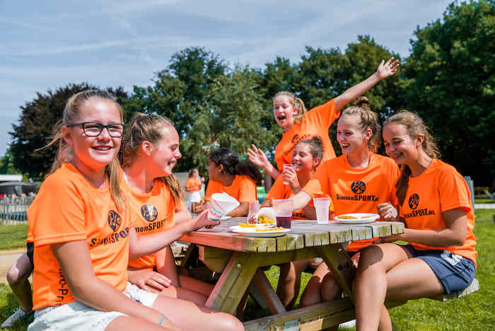 Kinder einer Kinderreise Holland essen zusammen