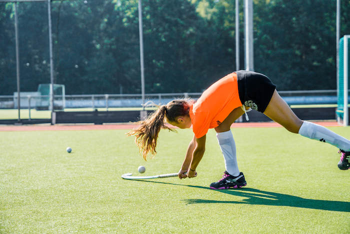 Ein Mädchen einer Kinderreise Holland gibt alles um einen Ball zu bekommen