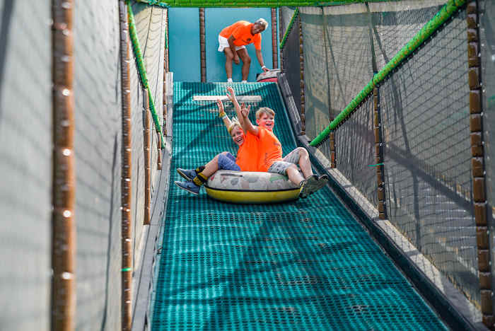 Kinder einer Kinderreise Holland rutschen