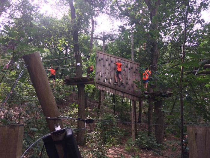 Kinder einer Kinderreise Holland sind im Kletterpark