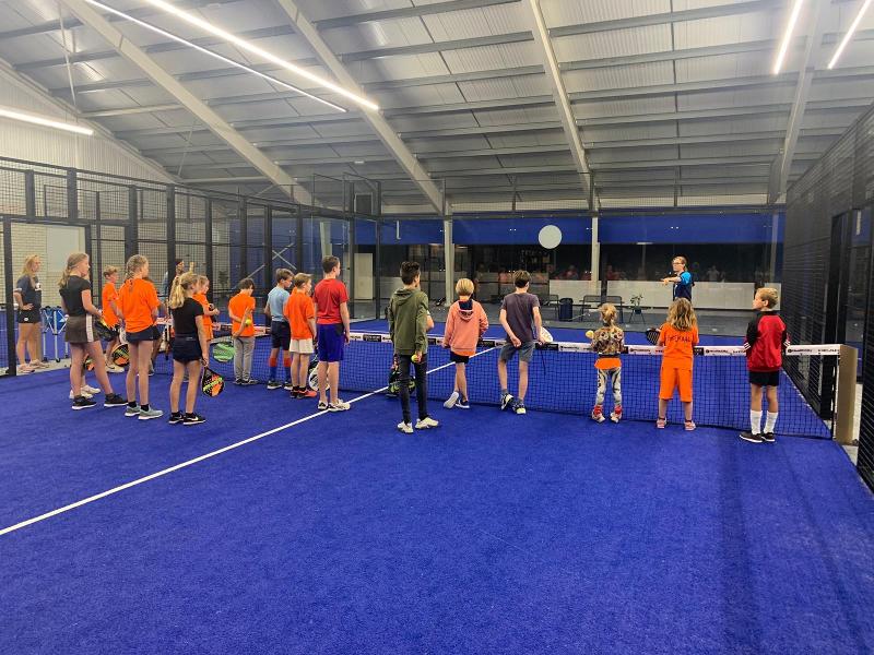 Kinder des Tenniscamps sind in der Halle