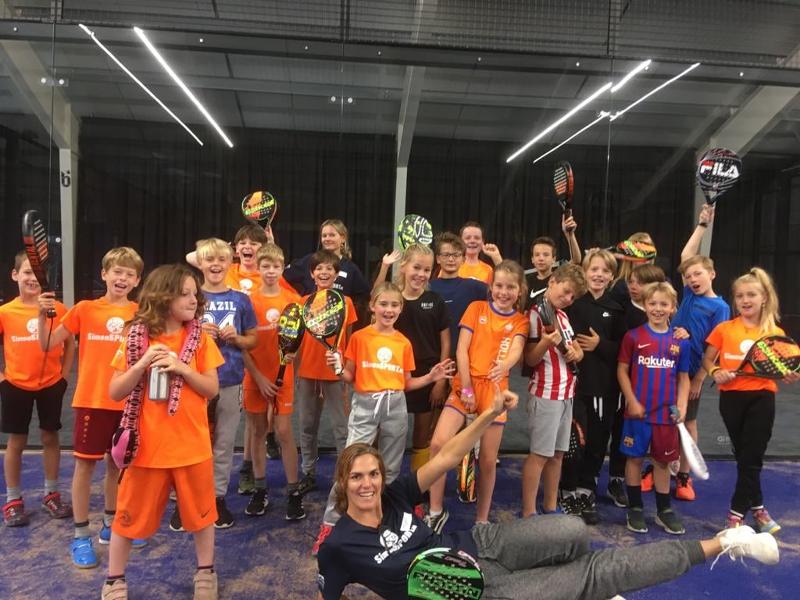 Kinder des Tenniscamp jubeln