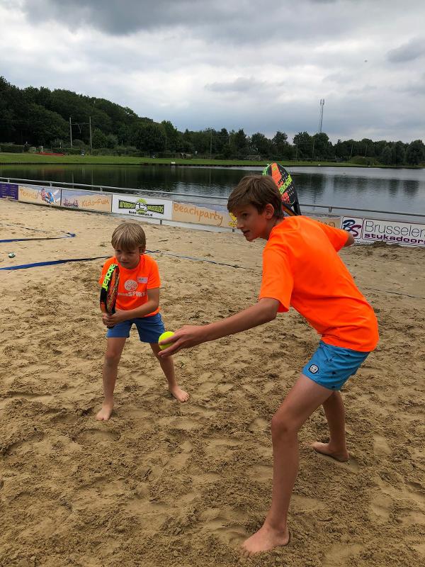 Am See üben die Kinder des Tenniscamps