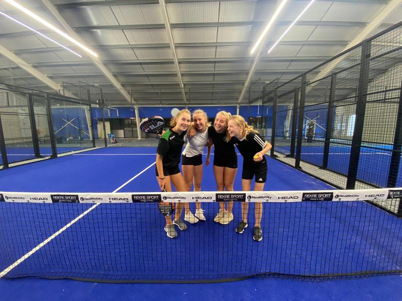 Mädchen des Tennis-Camps sind befreundet