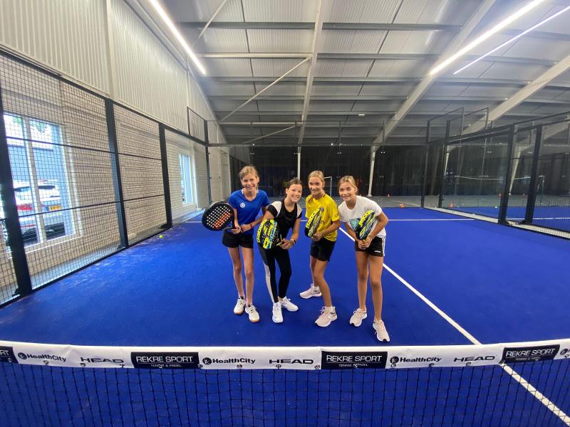Vier Teilnehmer des Tennis-Camps machen ein Gruppenfoto