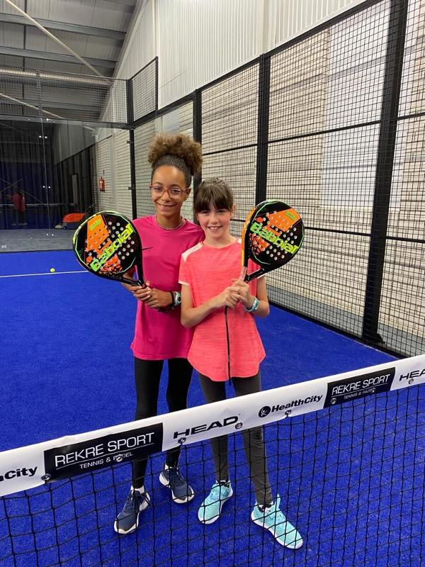 Mädchen des Tennis-Camps tragen pinke Shirts
