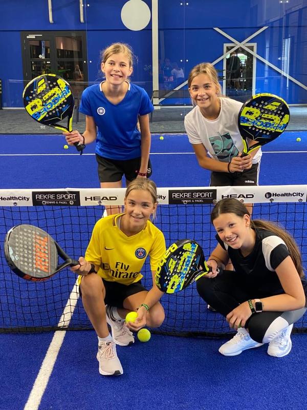 Vier Mädchen des Tenniscamps haben neue Schläger