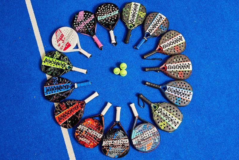 Auf dem Feld des Tennis-Camps liegen Schläger