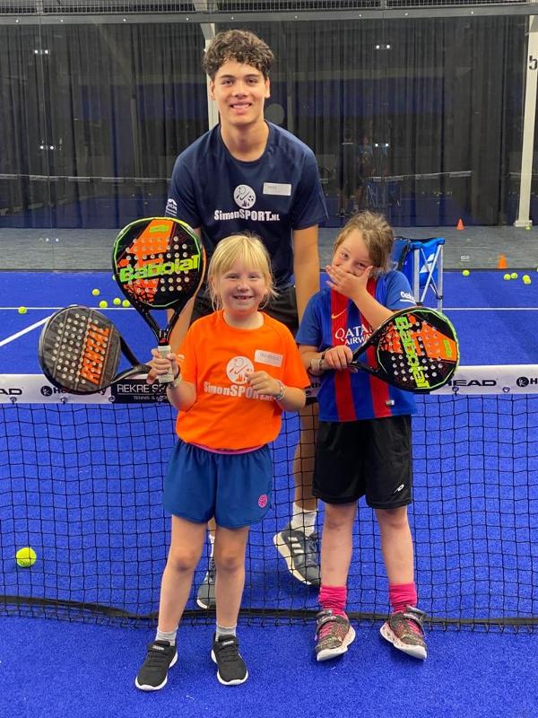 Die Trainer des Tennis-Camps helfen den Kindern