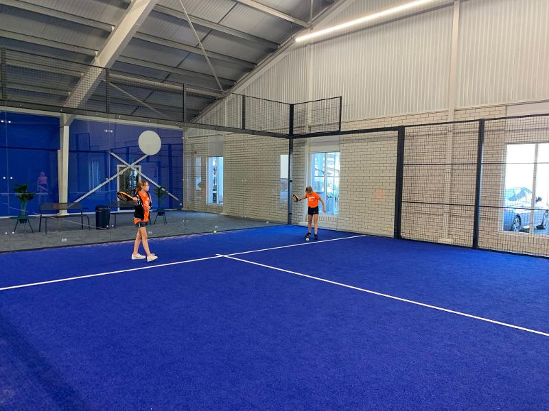 Die Kinder des Tennis-Camps wärmen sich auf
