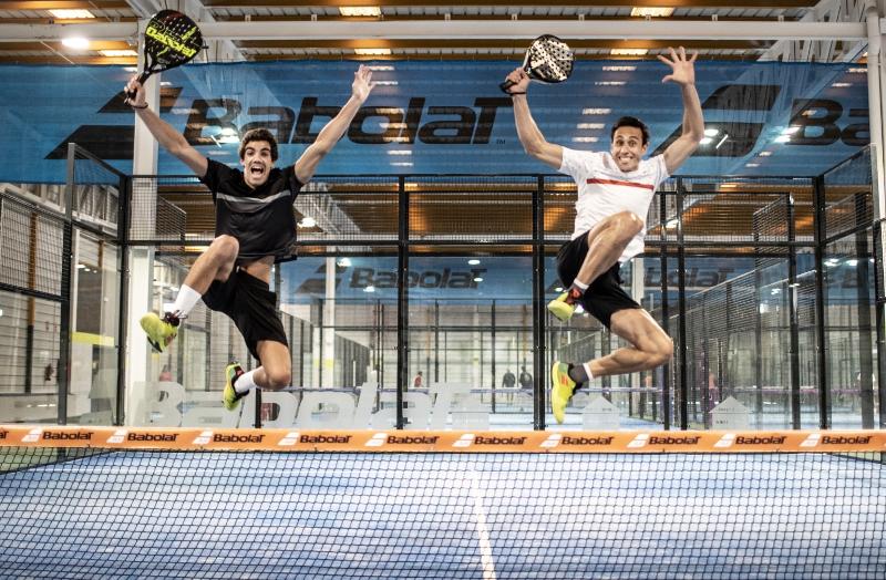 Zwei Jugendliche des Tennis-Camps springen übers Netz