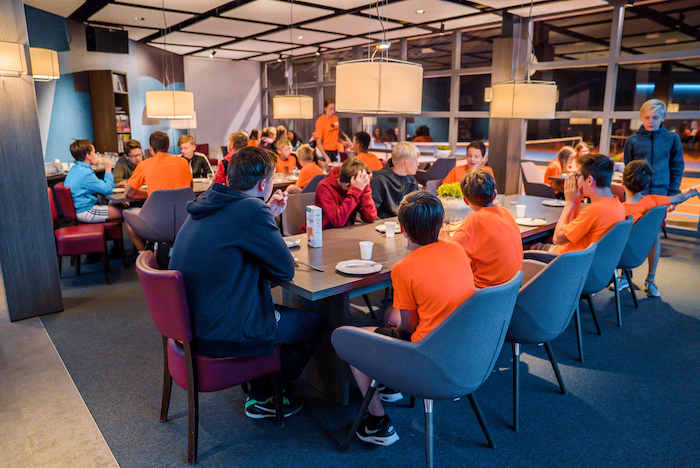 Im Speisesaal einer Kinderreise Holland essen viele Teilnehmer zusammen