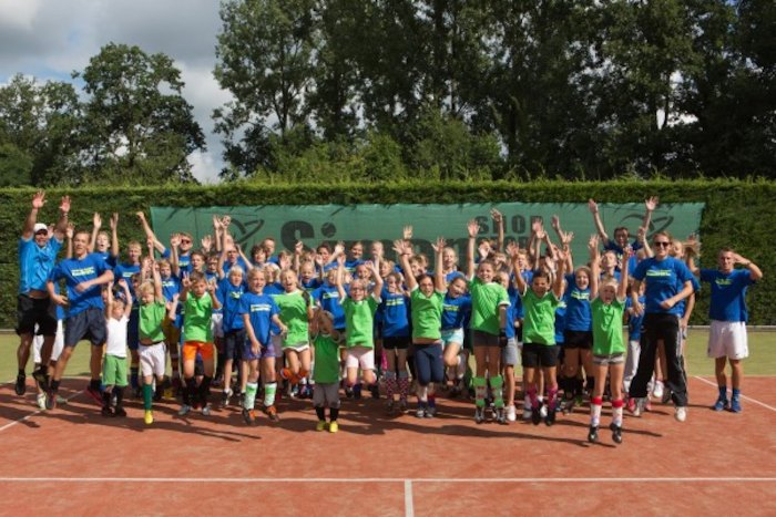 Kinder einer Kinderreise Holland jubeln