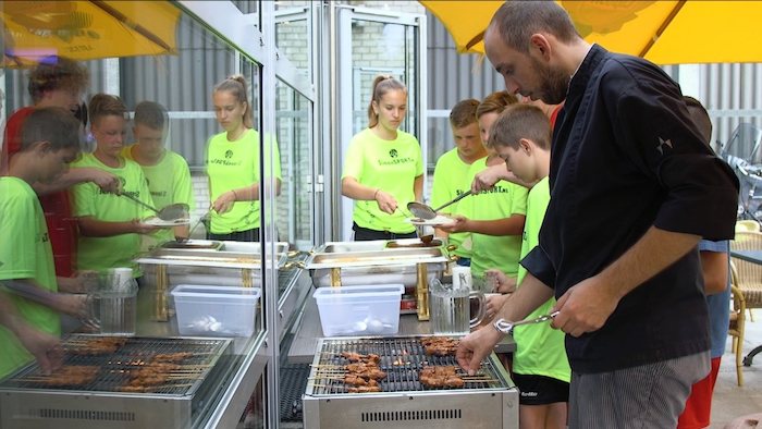 Kinder einer Kinderreise Holland grillen