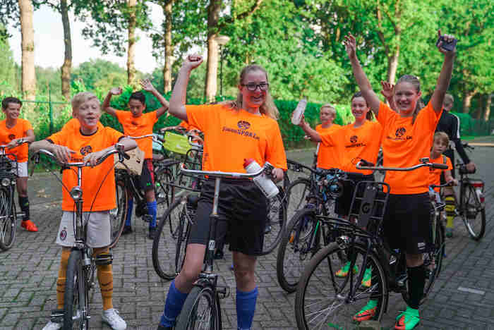 Teilnehmer einer Kinderreise Holland machen eine Radtour