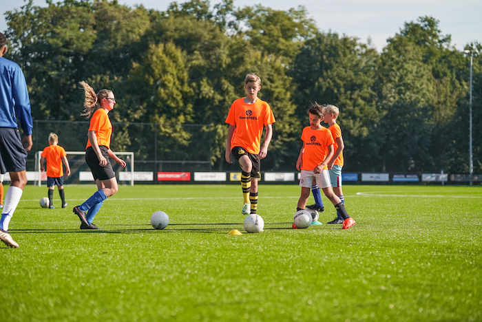 Kinder einer Kinderreise Holland machen Gruppenübungen