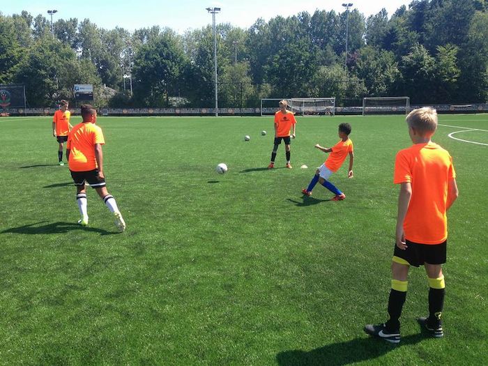Jungs einer Kinderreise Holland machen Übungen