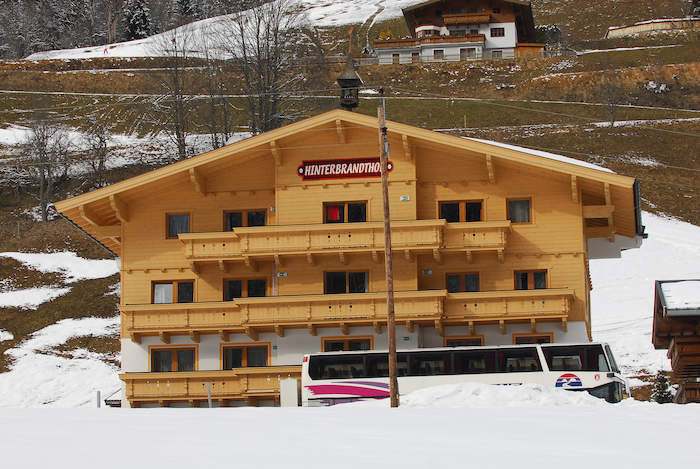 Teilnehmer einer Winterfreizeit sind auf der Alm