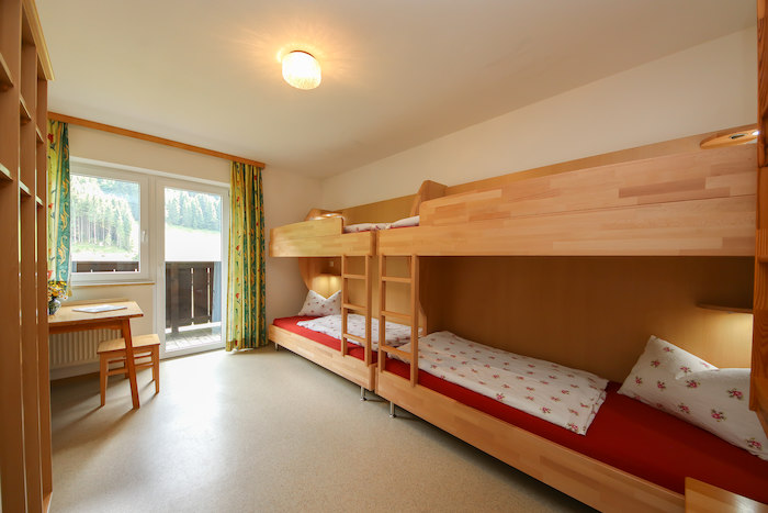 Teilnehmer einer Winterfreizeit haben moderne Zimmer