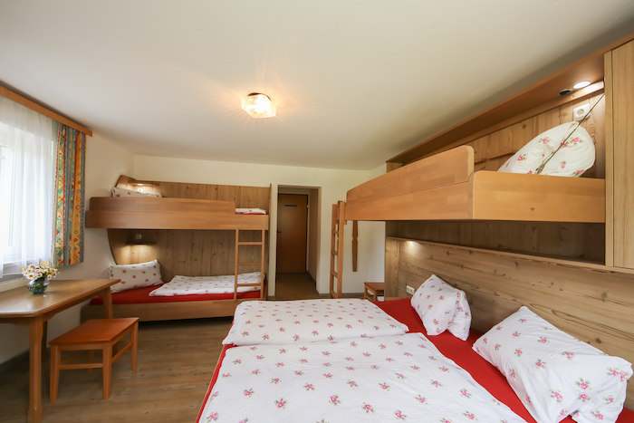 Teilnehmer einer Winterfreizeit schlafen zu viert im Zimmer