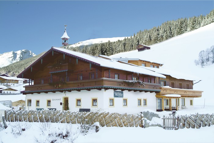 Teilnehmer einer Winterfreizeit sind im Schnee
