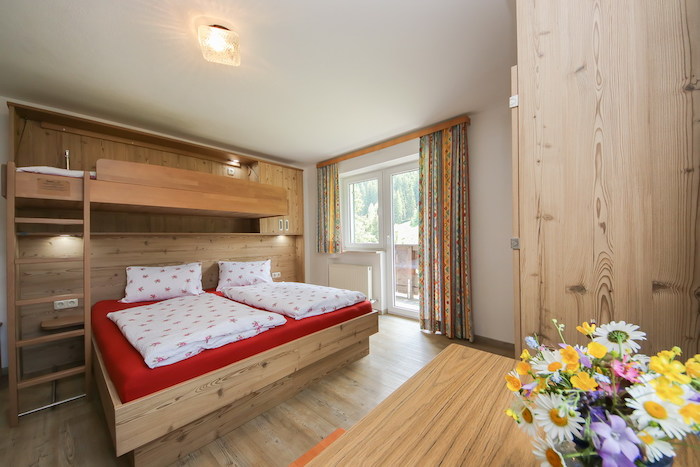 Teilnehmer einer Winterfreizeit sind im Hotel