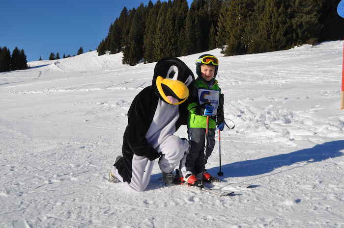Teilnehmer einer Winterfreizeit sind auf der Piste