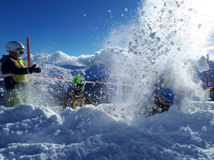 Teilnehmer einer Winterfreizeit machen eine Schneeball Schlacht