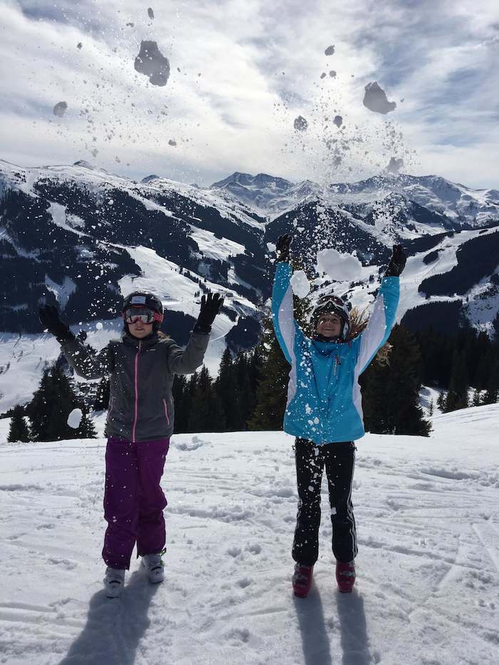 Teilnehmer einer Winterfreizeit werfen Eis