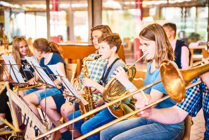 Mehrere Schüler sitzen in einem Halbkreis und verbringen ihre Osterfreizeit 2026 mit dem gemeinsamen Musizieren