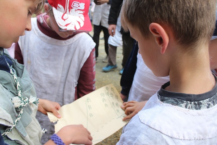 Kinder der Herbstferien Berlin lesen eine Karte