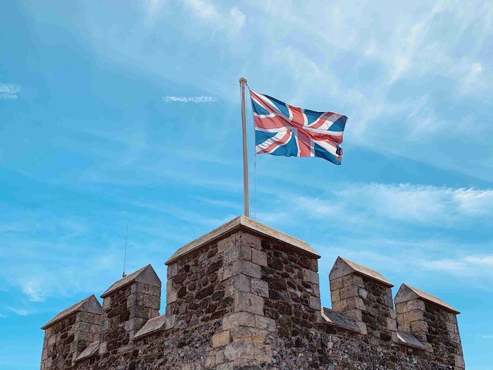 Auf dem Bild der Sprachreisen nach Abitur sieht man die englische Flagge auf einer Burg