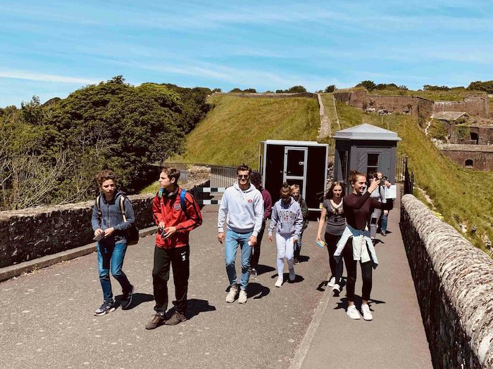 Im Feriencamp für Schüler wird eine Brücke überquert