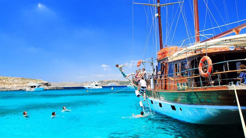 Teilnehmer von Sprachferien Malta für Schüler springen ins Meer
