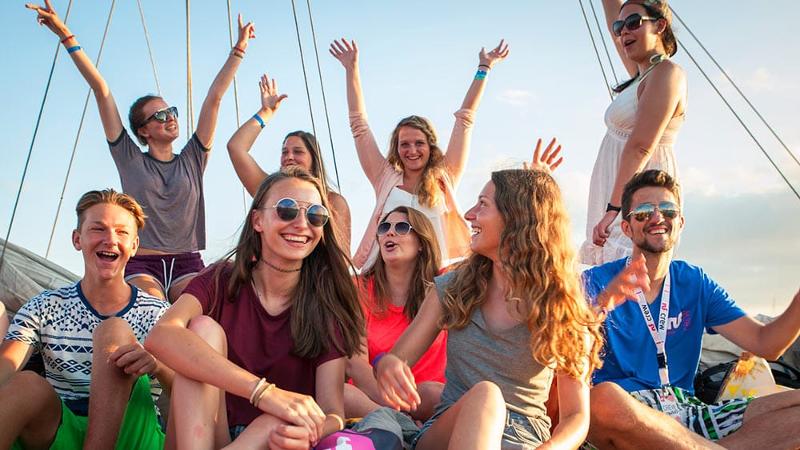 Teilnehmer eines Schülersprachkurses Englisch sind auf einem Boot